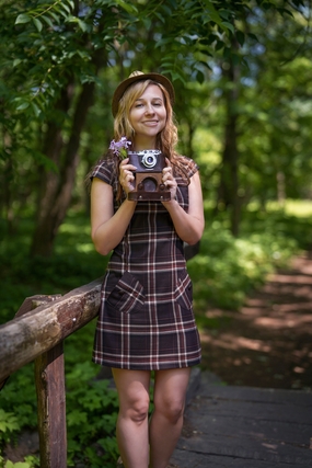 春日小树林复古千鸟格美女写真图片